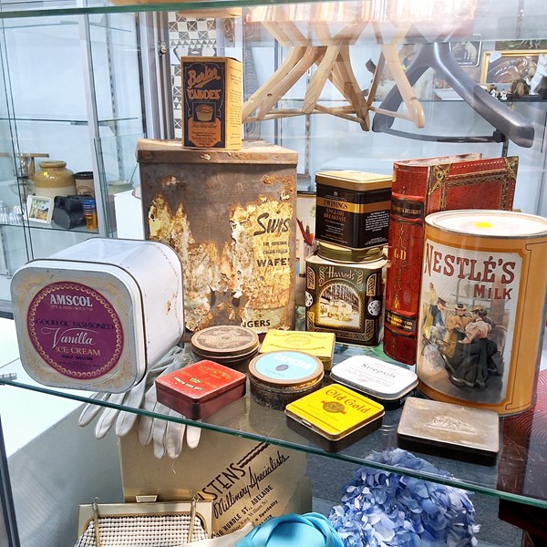 Lot 1422 - TINS