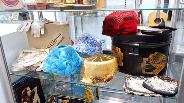 Lot 1423 - HATS & HANDBAGS