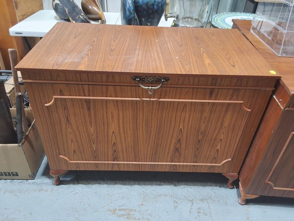 Lot 327 - BLANKET BOX