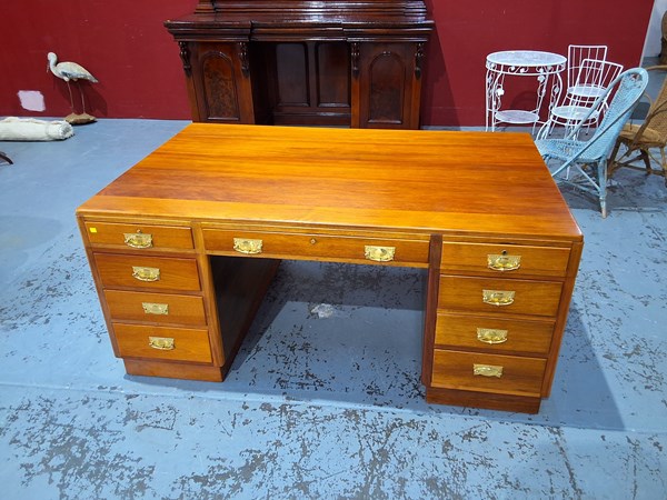 Lot 13 - DESK