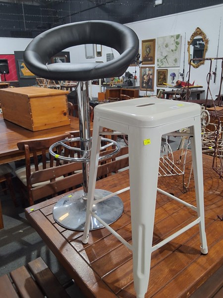 Lot 358 - STOOLS