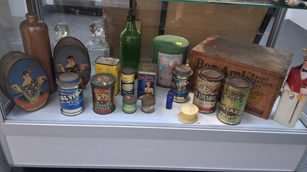 Lot 1424 - TINS & BOTTLES