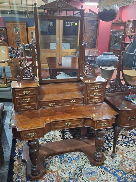 Lot 79 - DRESSING TABLE