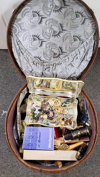 Lot 1418 - HAT BOX of TREASURES