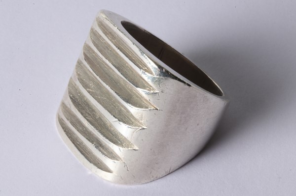 Lot 1012 - MODERNIST RING