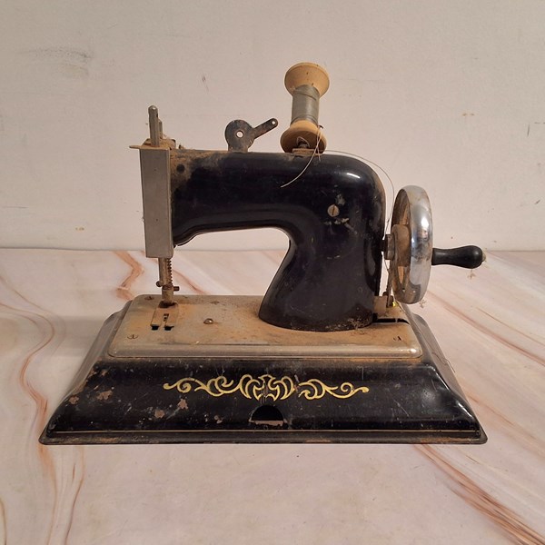 Lot 1179 - TOY SEWING MACHINE