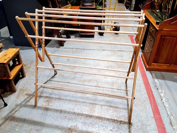 Lot 573 - CLOTHES AIRER