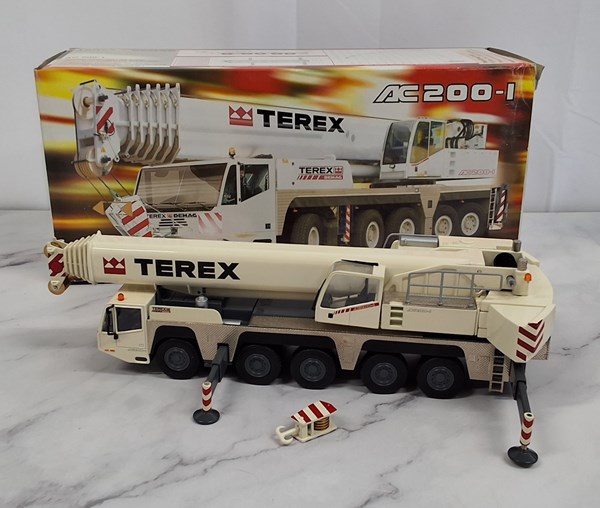Lot 1190 - MODEL CRANE
