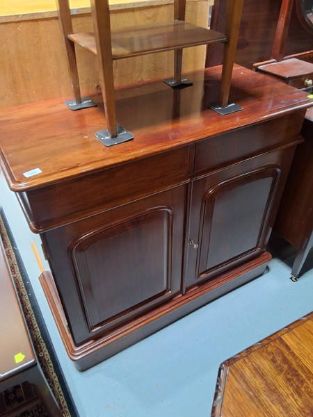 Lot 486 - SIDEBOARD