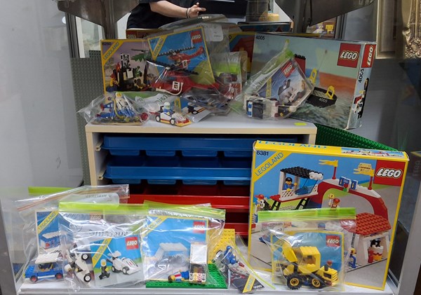 Lot 1411 - LEGO & STORAGE