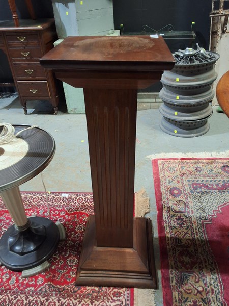 Lot 89 - PEDESTAL