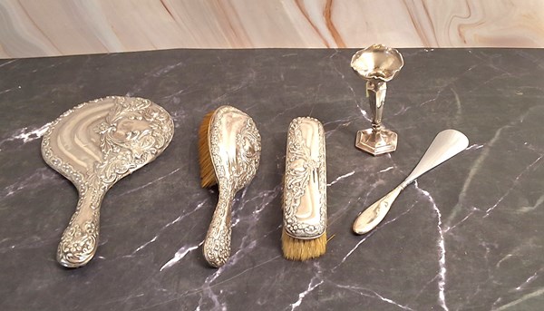 Lot 1170 - DRESSING TABLE SET