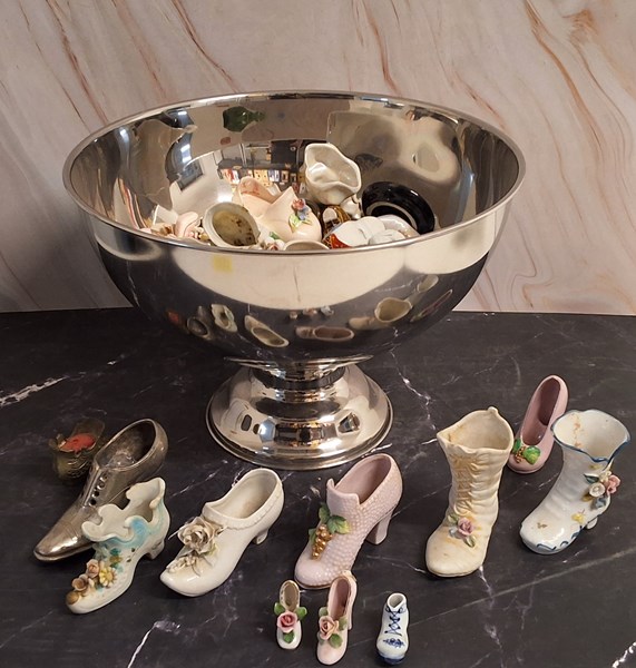 Lot 1368 - A COLLECTION OF SHOE ORNAMENTS