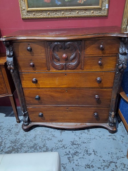 Lot 32 - CHEST OF DRAWERS