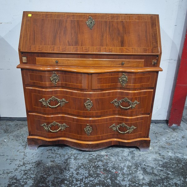 Lot 210 - BUREAU