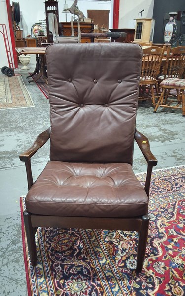 Lot 118 - EASY CHAIR