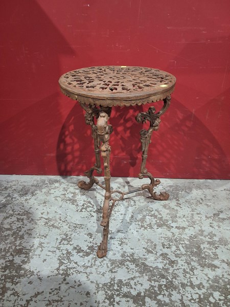 Lot 130 - TABLE