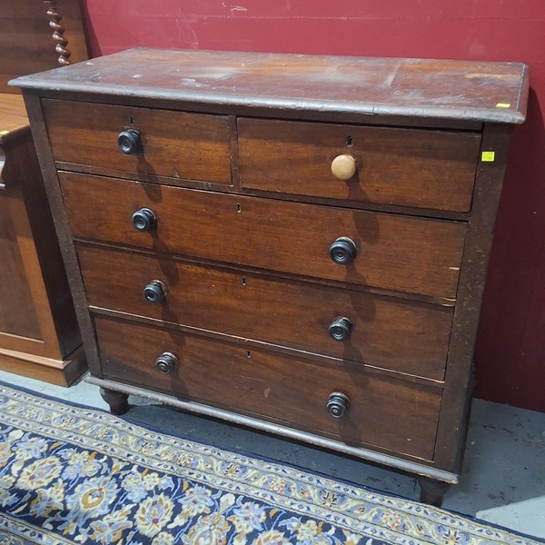 Lot 51 - CHEST OF DRAWERS