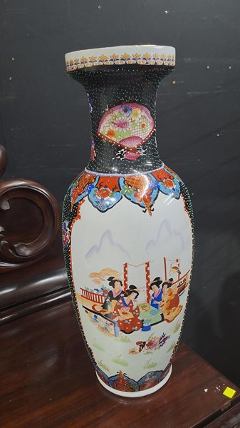 Lot 171 - ORIENTAL VASE