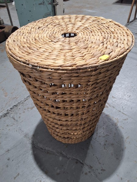 Lot 364 - LAUNDRY BASKET