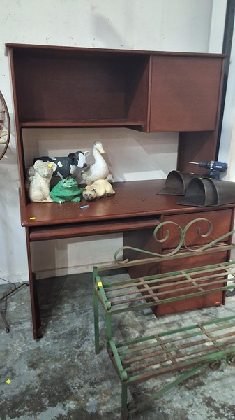 Lot 433 - DESK AND HUTCH