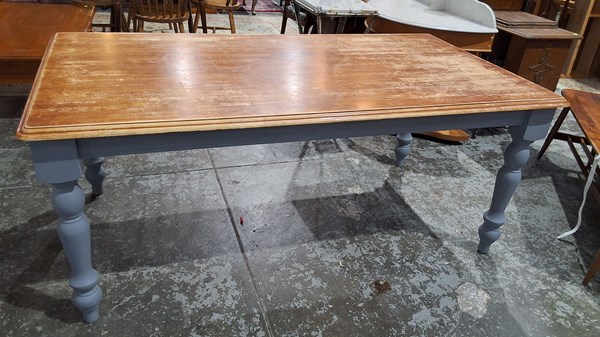 Lot 385 - DINING TABLE