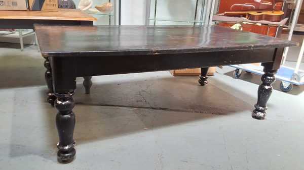 Lot 388 - DINING TABLE
