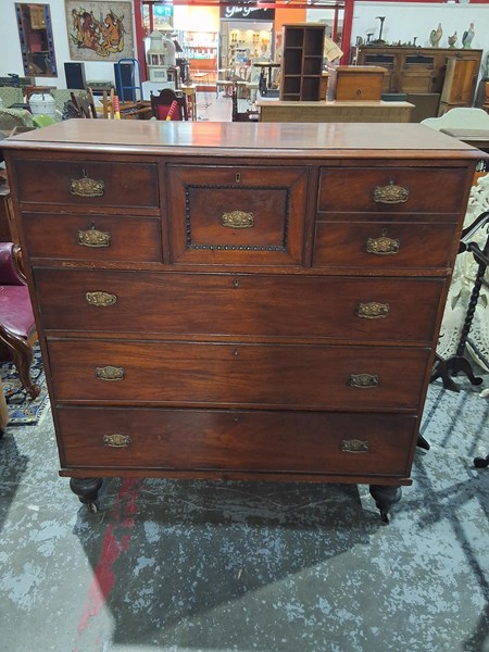 Lot 76 - CHEST OF DRAWERS