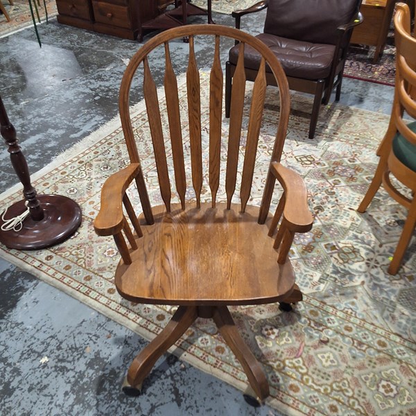 Lot 116 - SWIVEL CHAIR