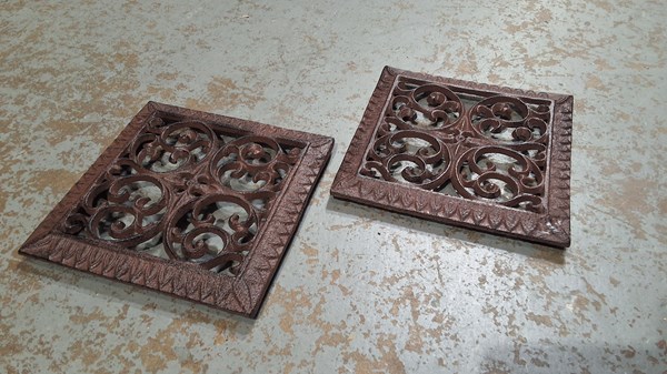 Lot 33 - TRIVETS