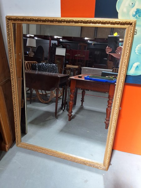 Lot 369 - WALL MIRROR