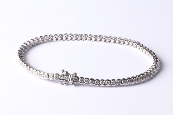 Lot 1028 - GOLD & DIAMOND BRACELET