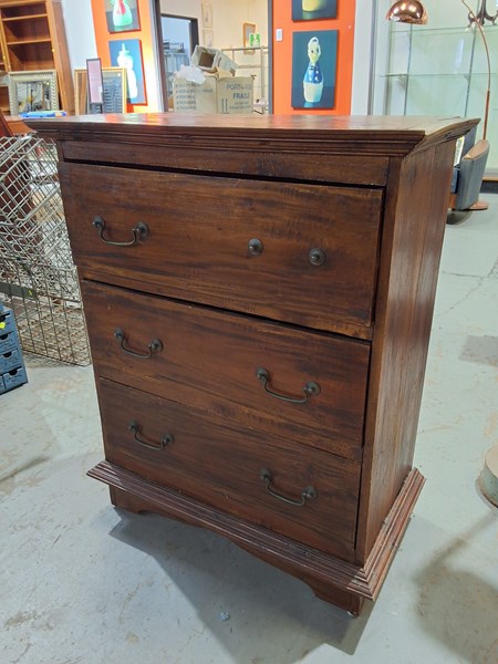 Lot 366 - CHEST OF DRAWERS