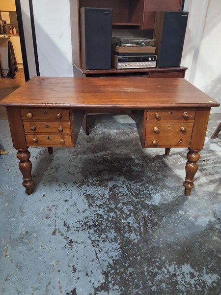 Lot 149 - DESK