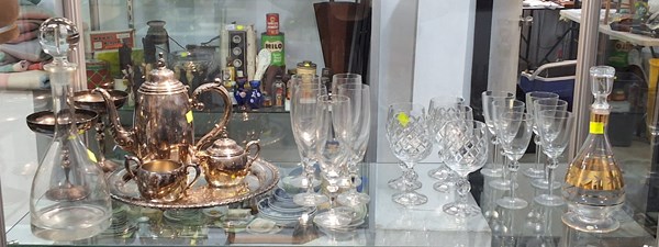 Lot 1477 - GLASS & METALWARE