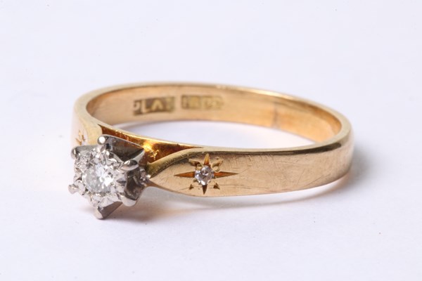 Lot 1019 - RING