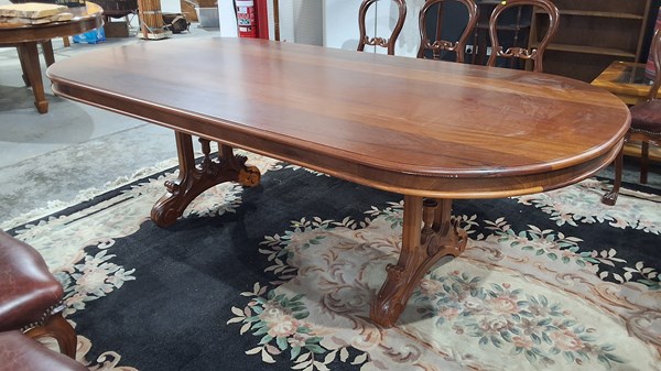 Lot 552 - DINING TABLE