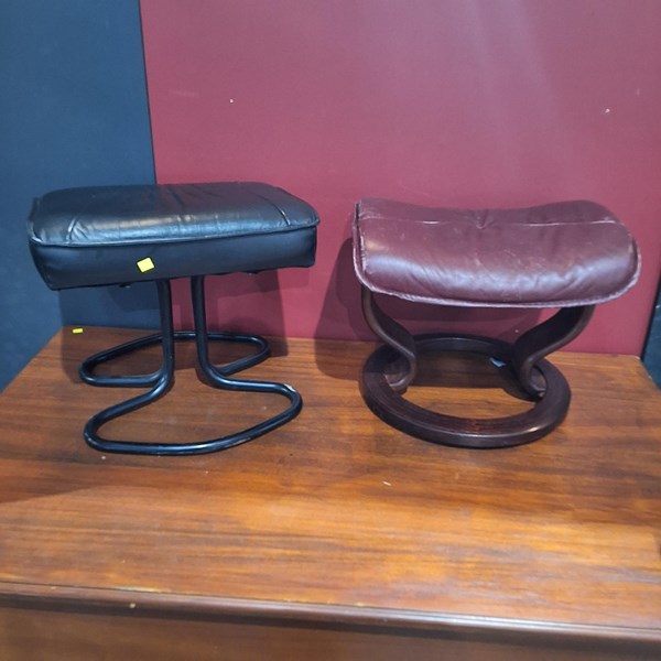 Lot 553 - STOOLS