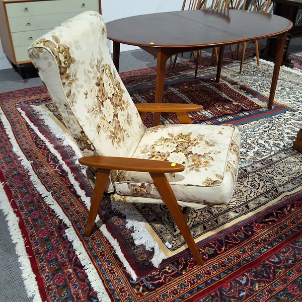 Lot 172 - TV CHAIR