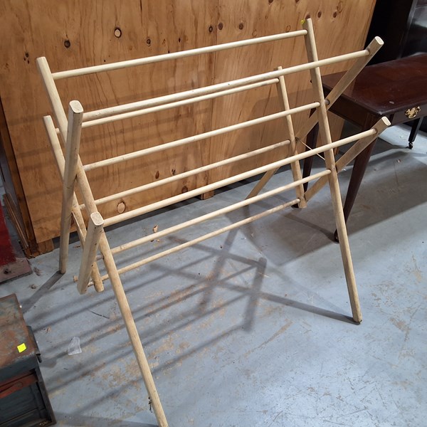 Lot 147 - CLOTHES AIRER