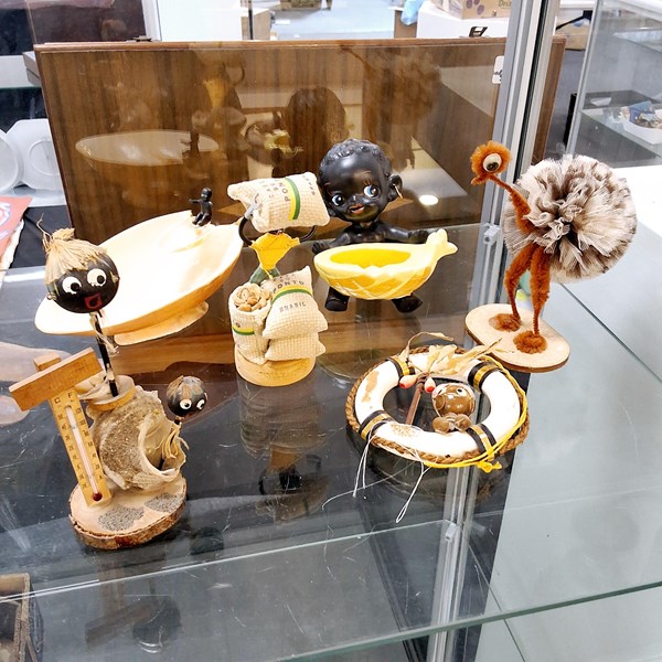 Lot 1339 - KITSCHY SOUVENIERS