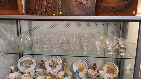 Lot 1606 - GLASSWARE