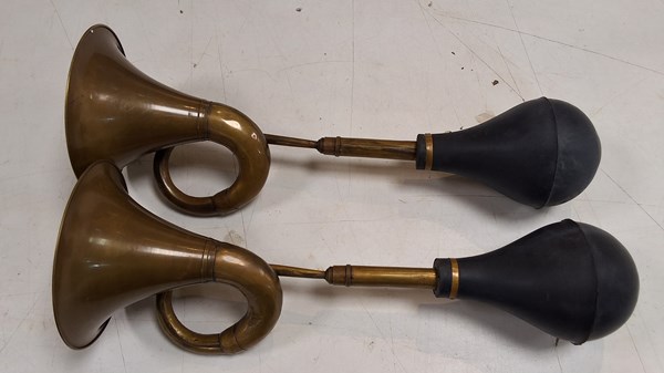 Lot 1420 - VINTAGE CAR HORNS