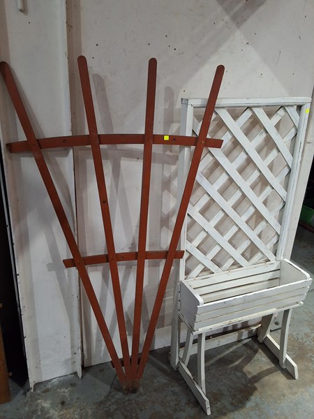 Lot 345 - PLANTER BOX