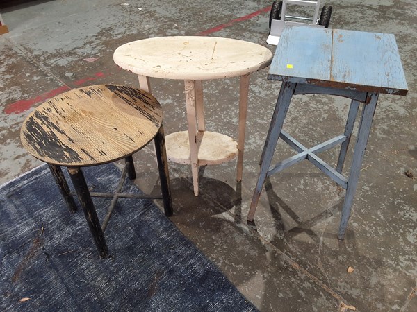 Lot 560 - TABLES