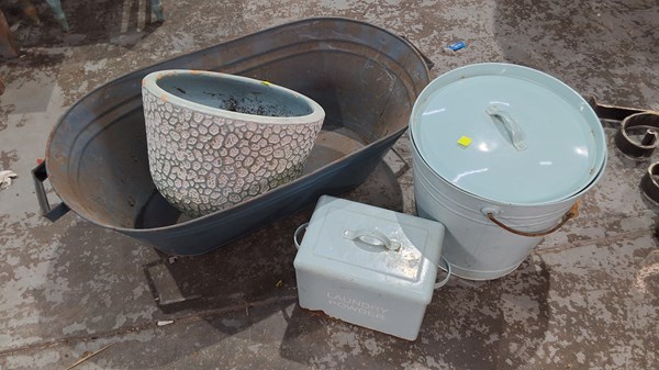 Lot 101 - DECOR