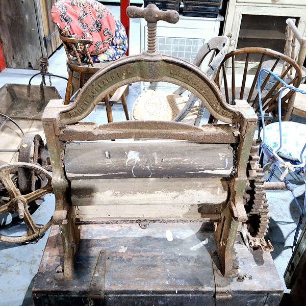 Lot 550 - LAUNDRY MANGLE