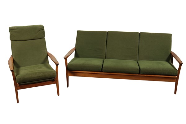 Lot 349 - LOUNGE SUITE