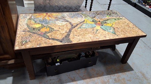 Lot 573 - COFFEE TABLE