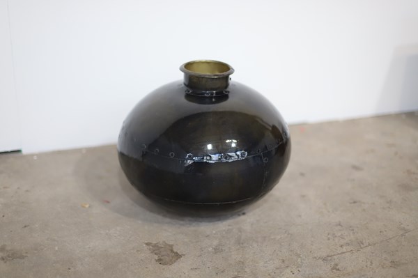 Lot 182 - VASE
